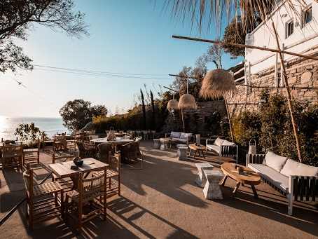 Restaurant avec sa terrasse en bois et la vue sur la mer à faire à Mykonos