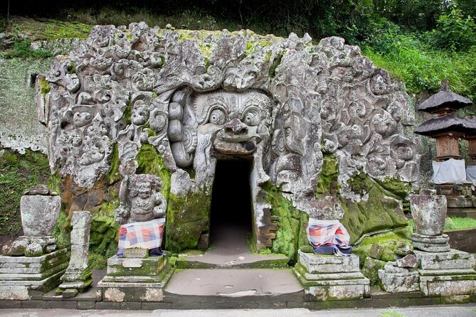 Un des temples de Bali en pierre avec une entrée semblable à une tête de démon