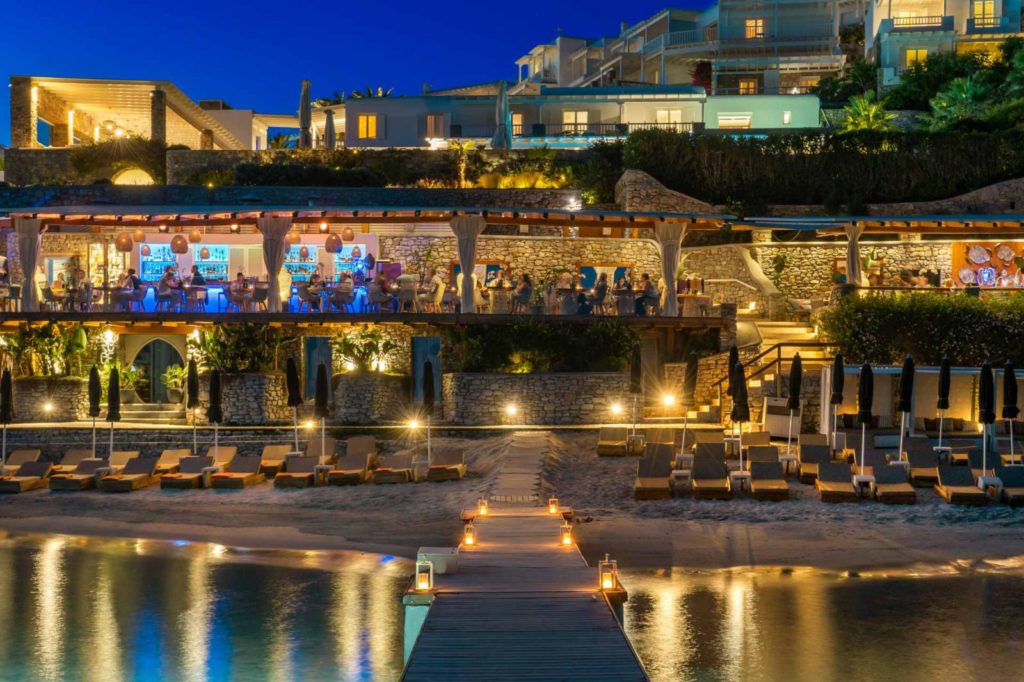 Restaurant Le Buddha bar en pierre avec sa plage privée vue de nuit 