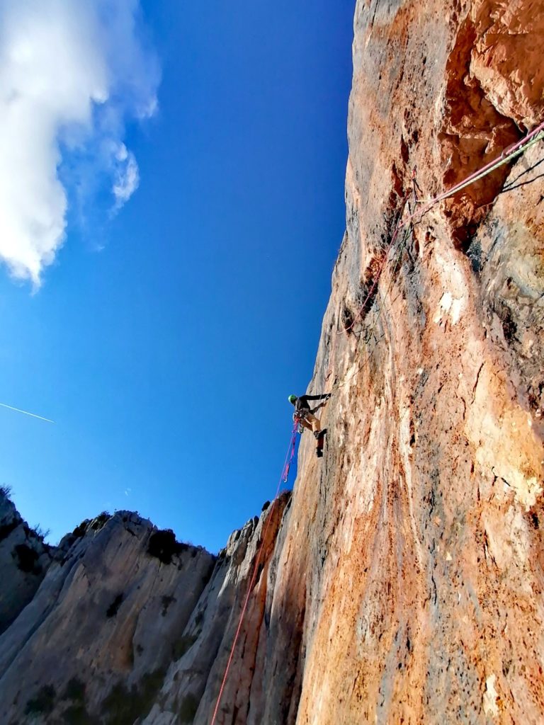 Un homme escaladant une falaise, une des activités à faire dans les Gorges du Verdon