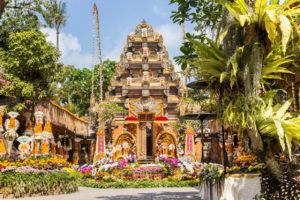 Un des temples de Bali les plus populaire, architecture originale et fleurs devant l'entrée