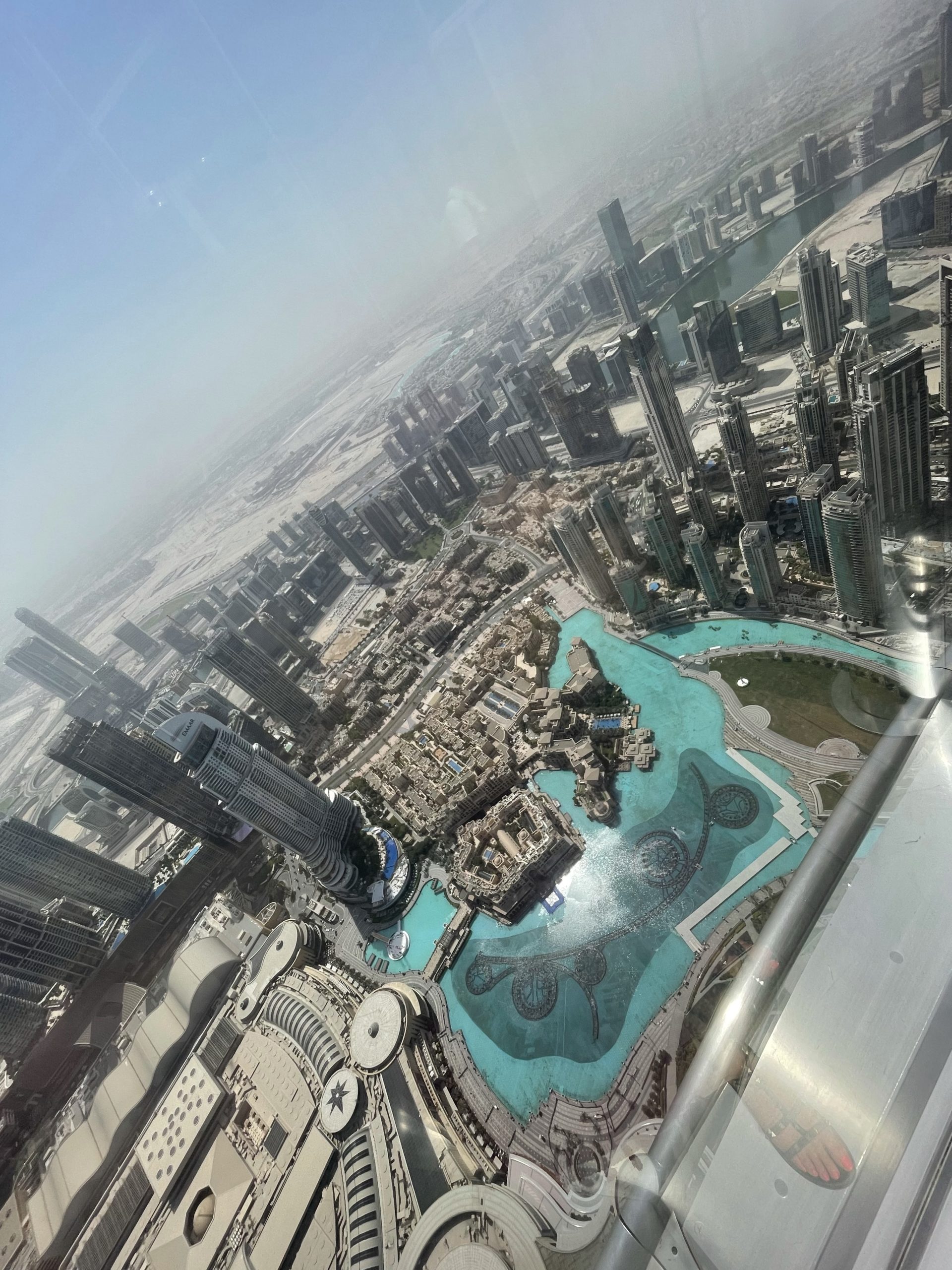 Vue du 124e étage de la Burj Khalifa à Dubai sur le lac artificiel, le building et le désert.