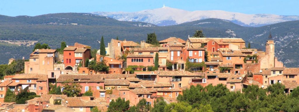 Village du Roussillon avec ses façades aux couleurs ocres