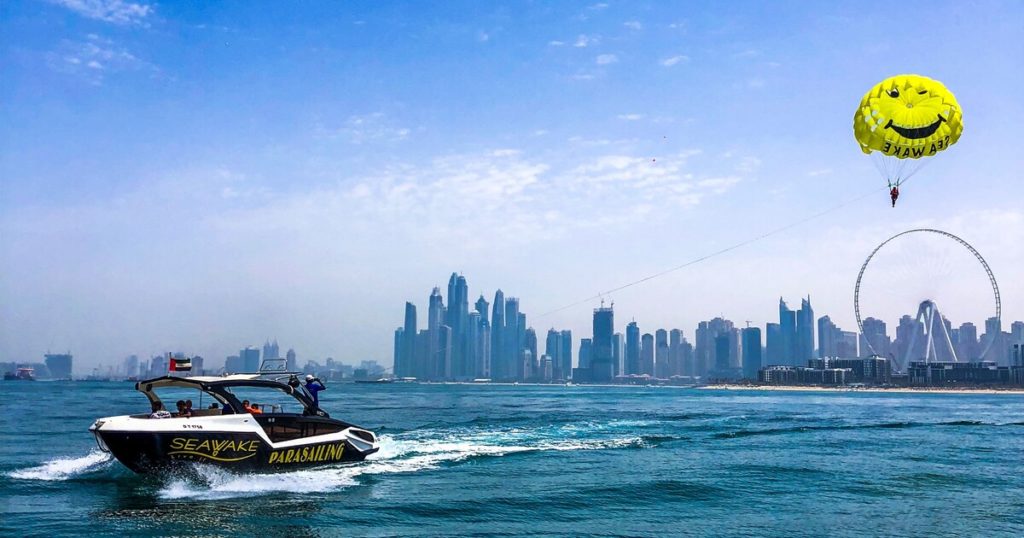 Une des activités à faire à Dubai, le parachute ascensionnelle c’est à dire un bateau qui vous tire sur l’eau avec la ville en fond de toile.