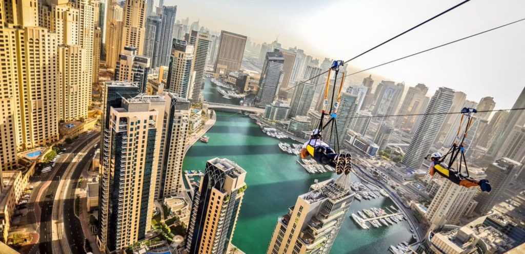 Une des activités à faire à Dubai, la Tyrolienne qui descend à travers les buildings au dessus de Marina Bay.