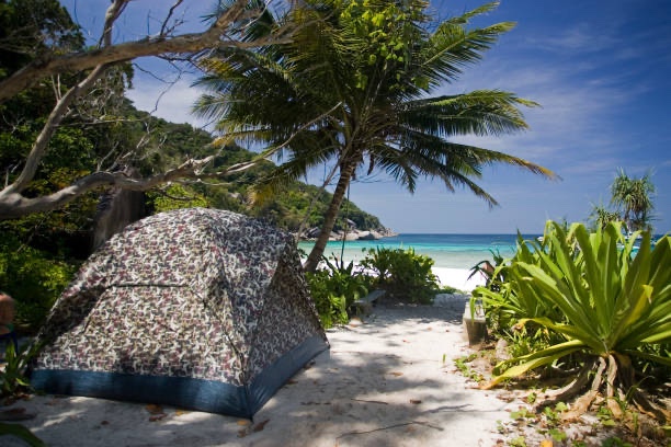Tente pour dormir sur la plage ile Similan en Thailande