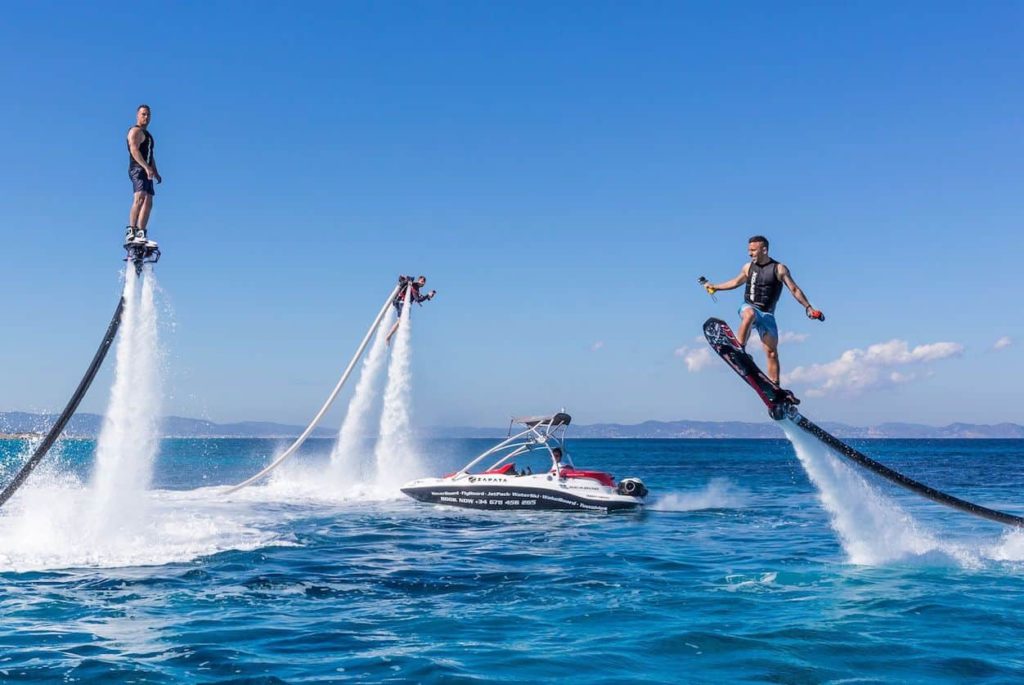 activités à faire à Dubai : jetski jetpak flyboard sur l’eau 