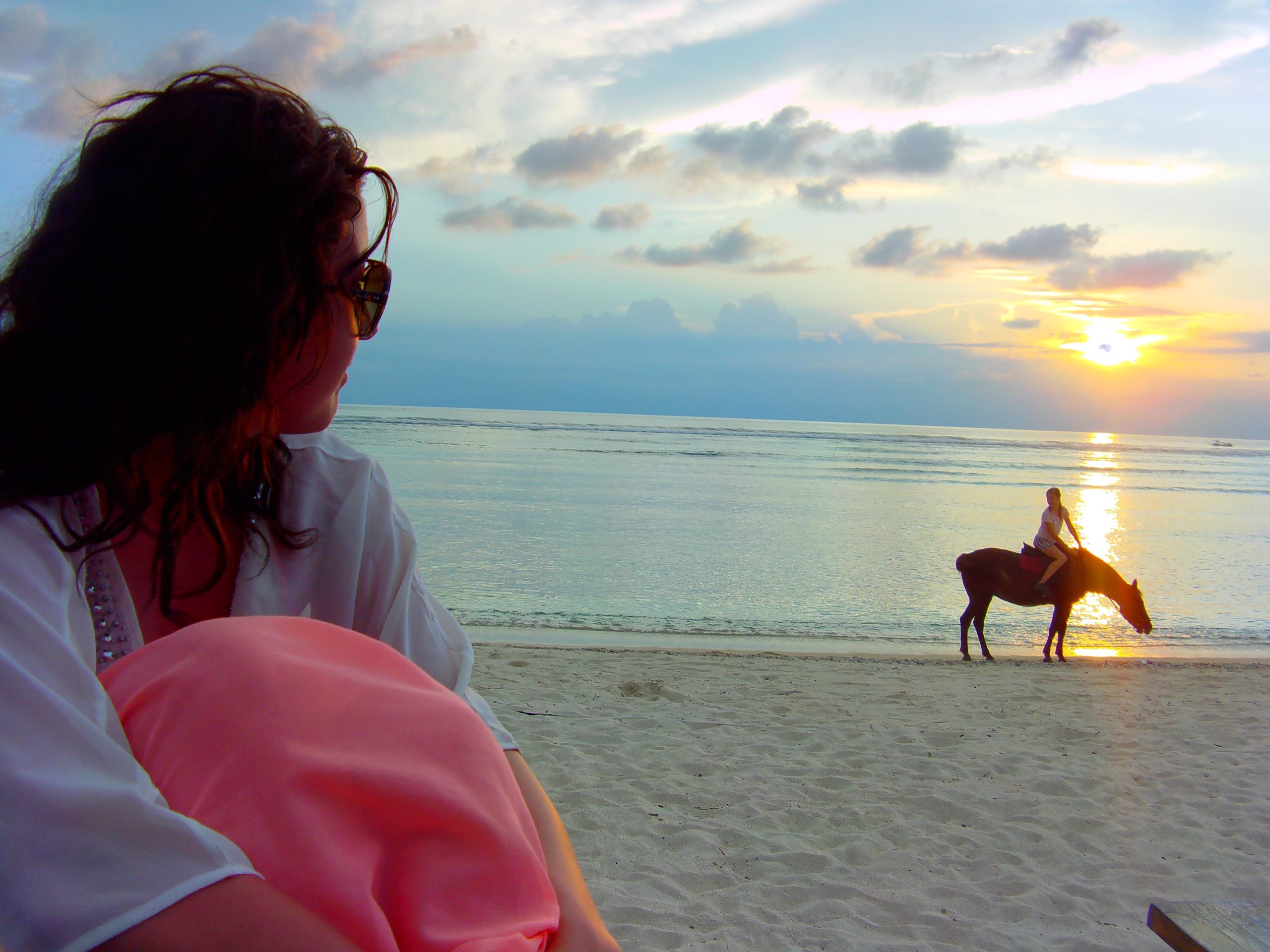 Coucher de soleil sur la plage de Gili Trawangan à Bali avec un cheval en arrière plan 