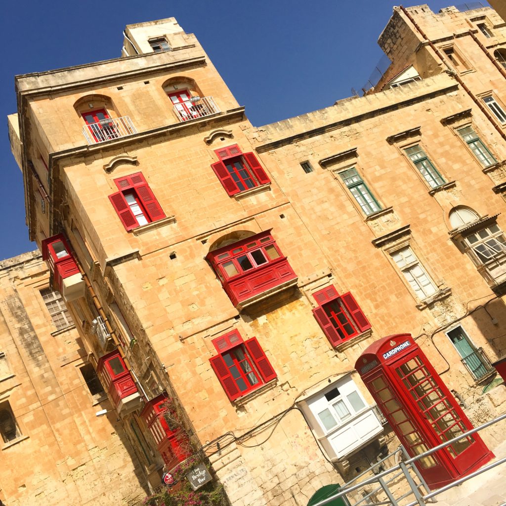 Bâtiment d'exception à Malte typique avec volets et portes rouge