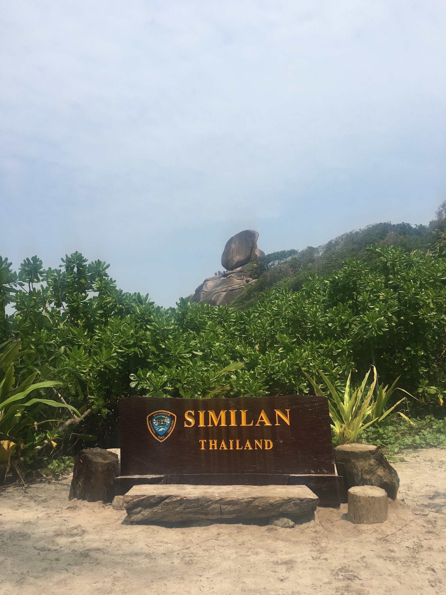 îles Similan en Thailande, panneau d'entrée et célèbre rocher en équilibre 