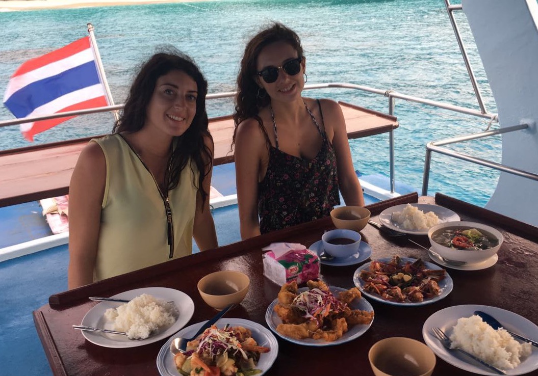 Repas Thai sur un bateau sur l'ile Similan en Thailande