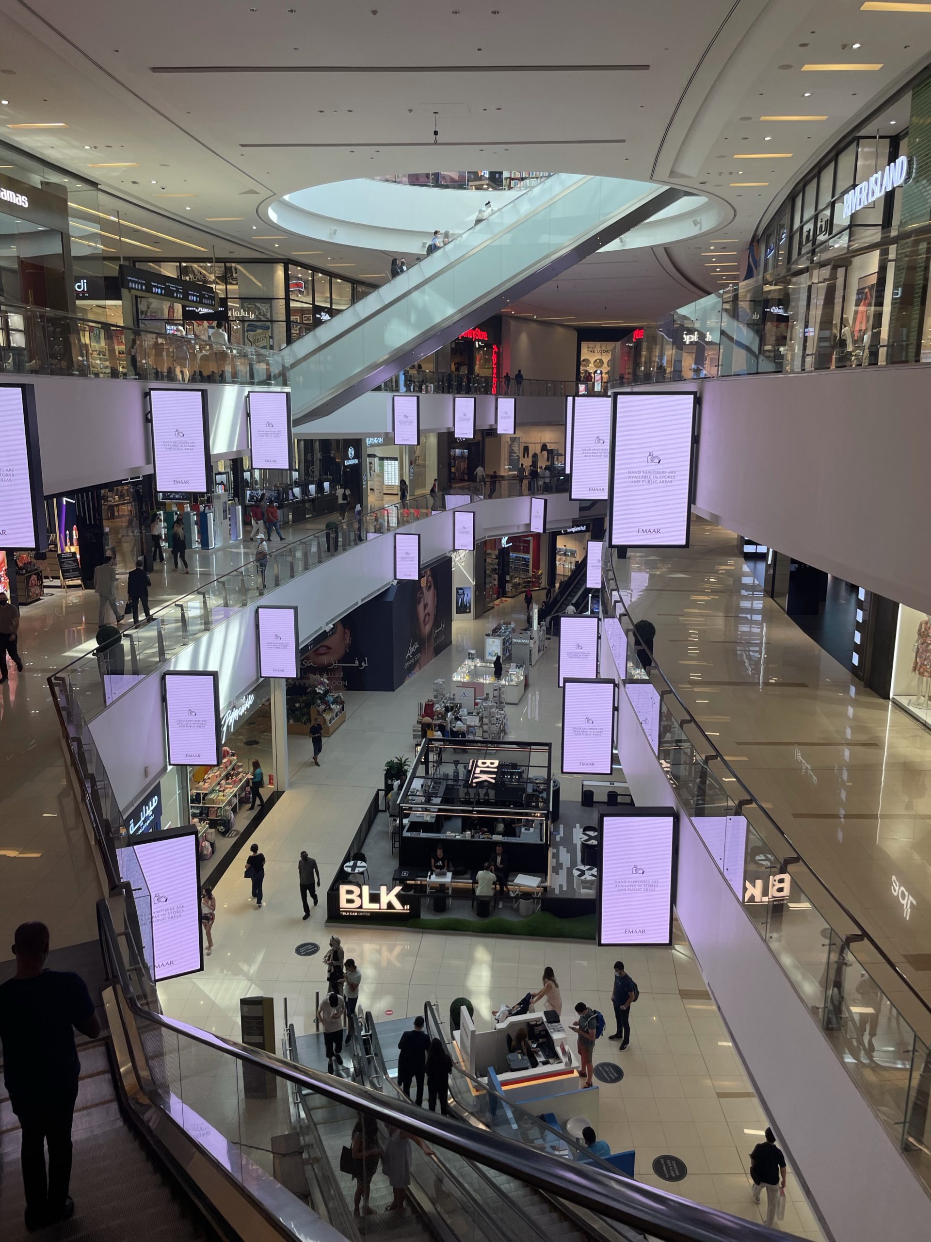Vue de l’intérieur du plus grand centre commercial du monde : le Dubai Mall. Vue de l’escalator.