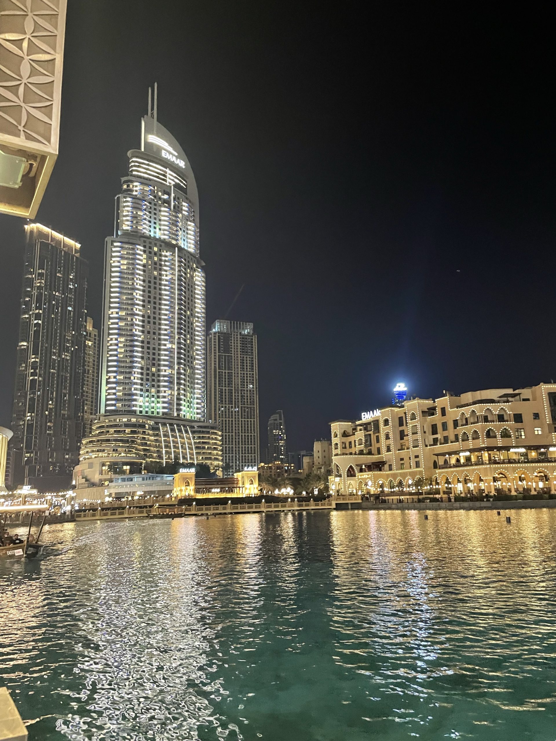 Lac, building éclairé et souk de nuit. Place magnifique situé en bas de la tour Burj Khalifa à Dubai