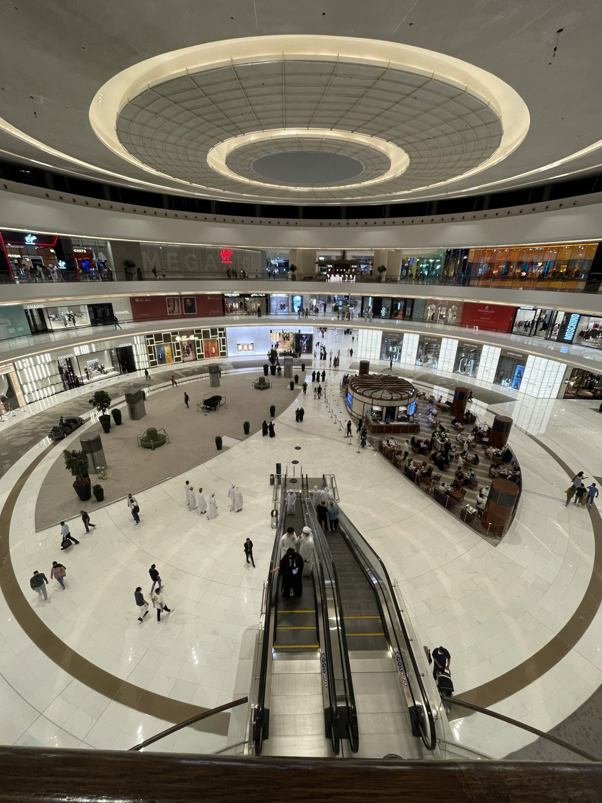 Vue de l’intérieur du plus grand centre commercial du monde, le Dubai Mall. Il y a 3 étages sur la photo.
