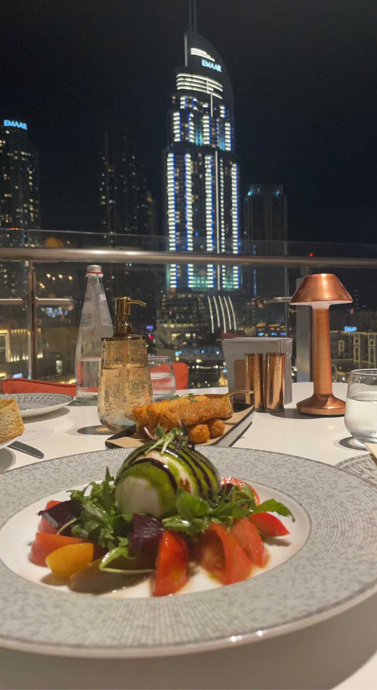 Salade burrata dans un restaurant donnant la vue sur les fontaines situées aux pieds de la Burj Khalifa à Dubai