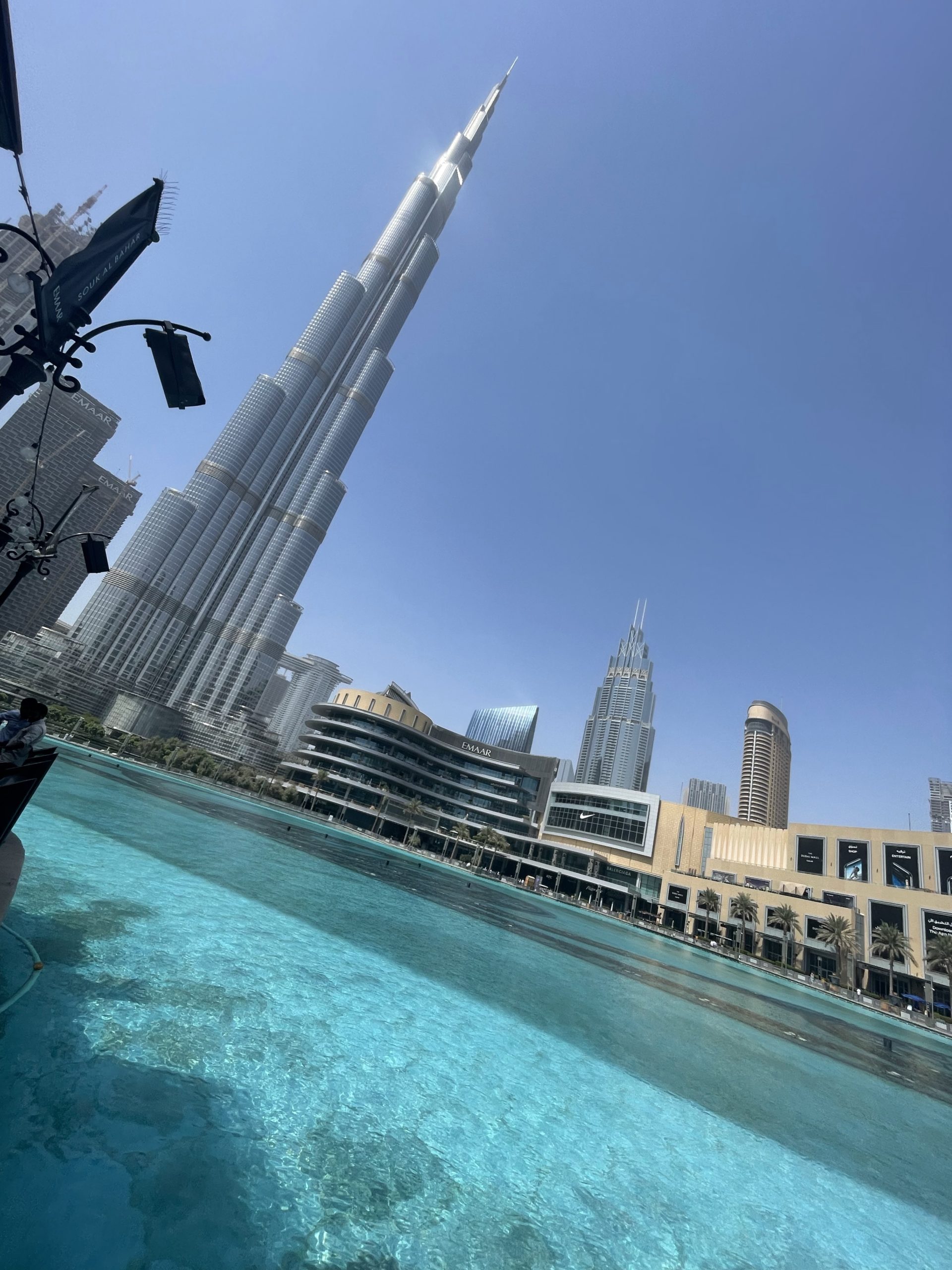Burj Khalifa à Dubai en plein jour vu du lac artificiel et du Dubai Mall 