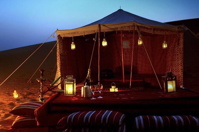 une tente en plein désert avec des lanternes pour donner une ambiance tamisée, c’est l’une des activités à faire à Dubai.