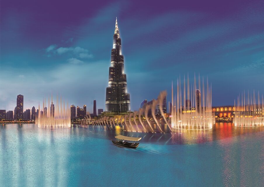 Spectacle des fontaines aux pieds de la Burj Khalifa à Dubai. On peut apercevoir un abra au milieu du lac artificiel.