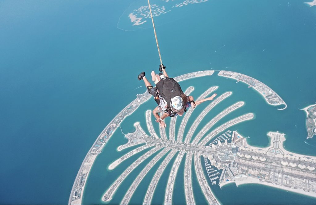 Une des activités à faire à Dubai, sauter en parachute au dessus de la palme.