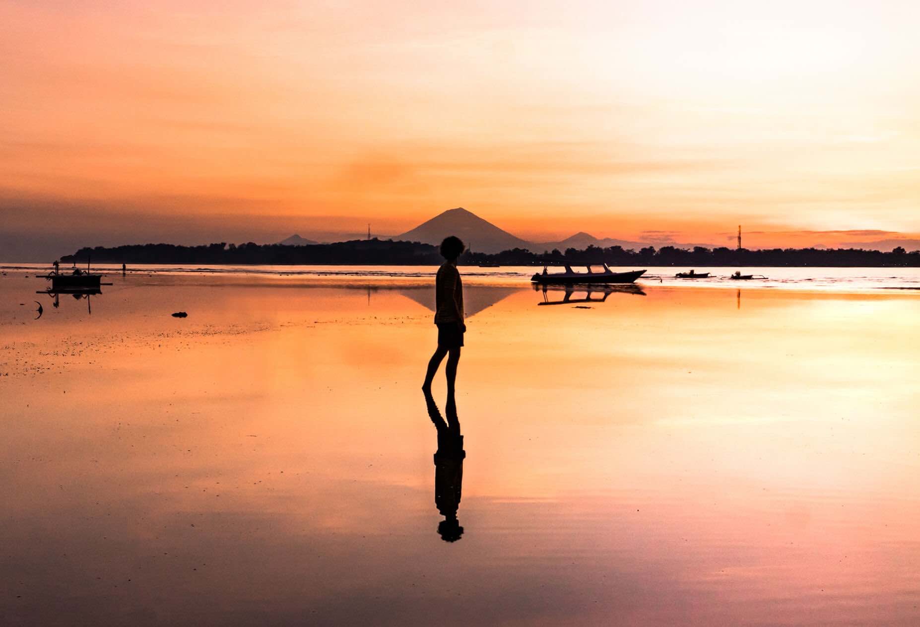 Coucher de soleil sur la plage de Gili Air à Bali avec Mont Agung en toile de fond