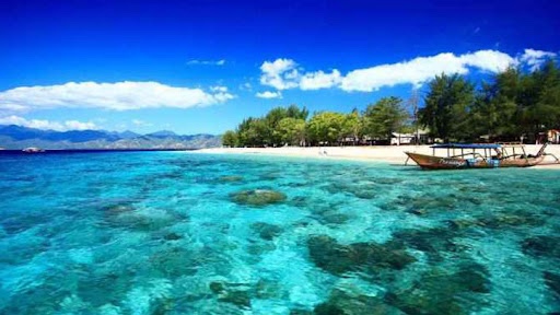 Plage sable blanc et eau bleu translucide à Gili Air à Bali 