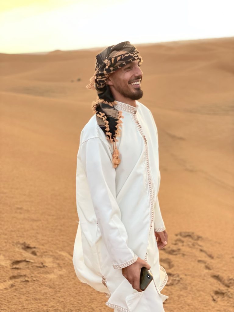 Tenue stylée dans le désert de Dubai 
