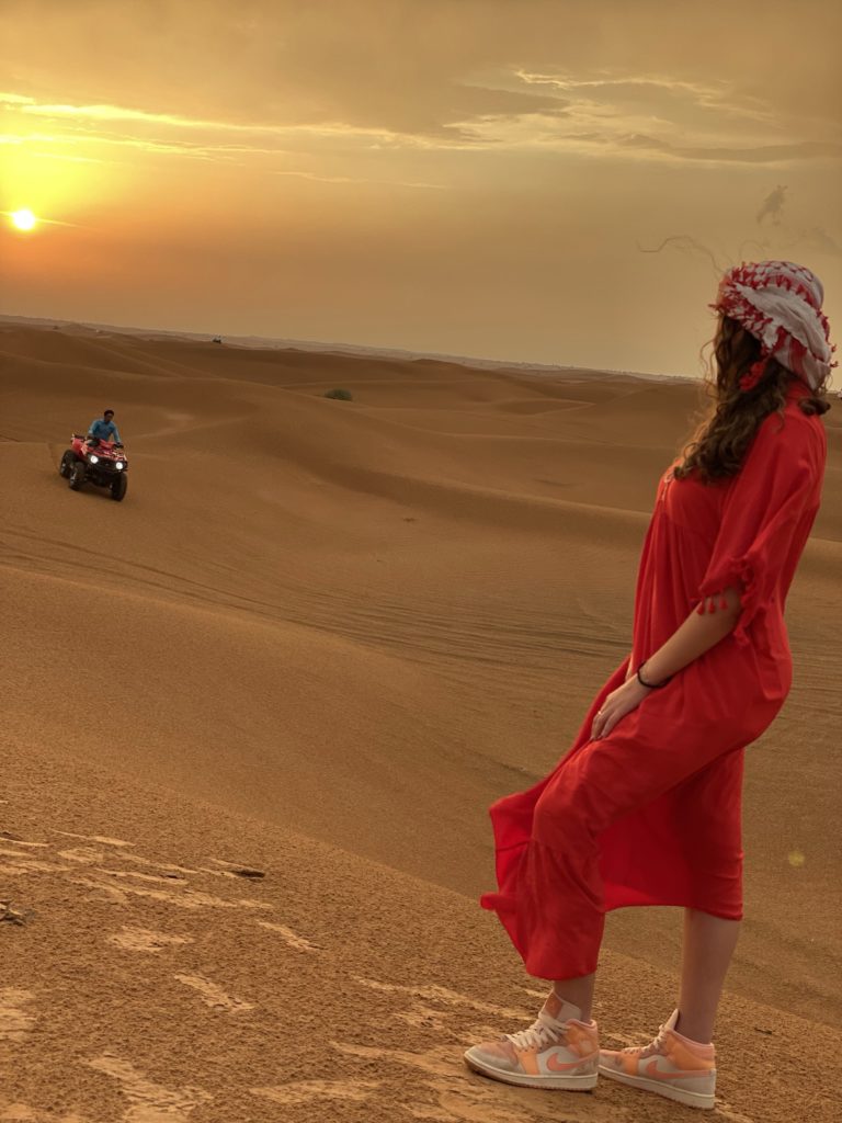 Tenue stylée dans le désert de Dubai 
