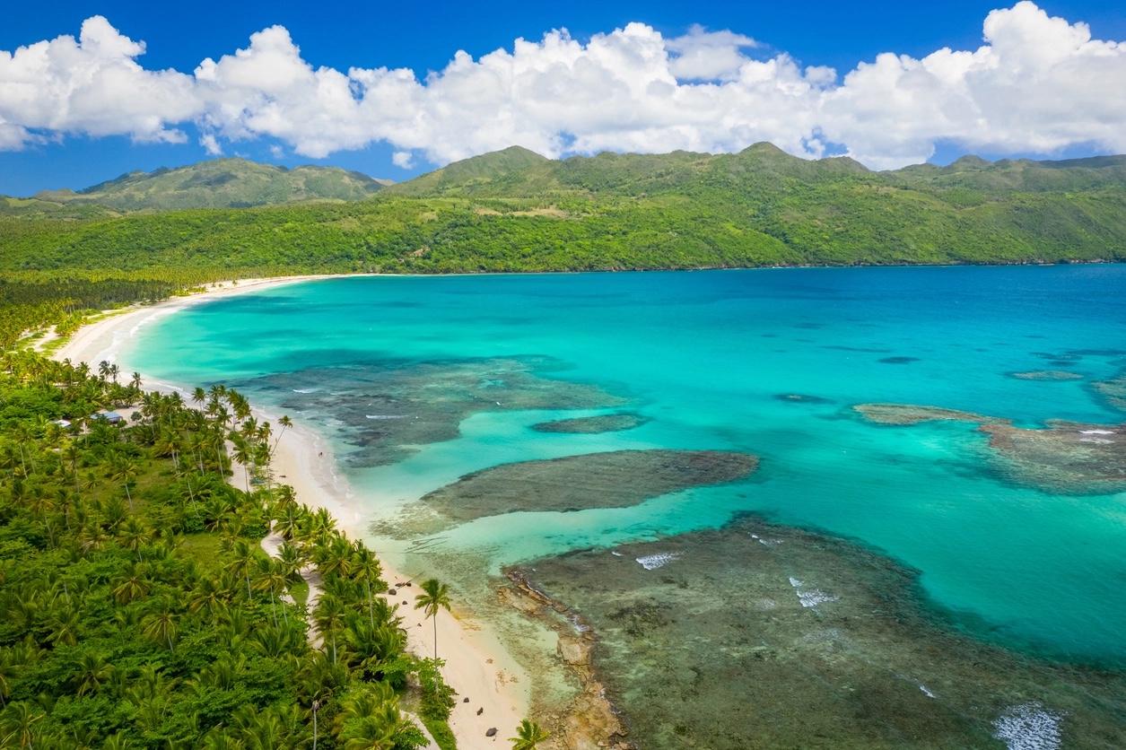 Plage de sable blanc, eau bleu turquoise en République Dominicaine