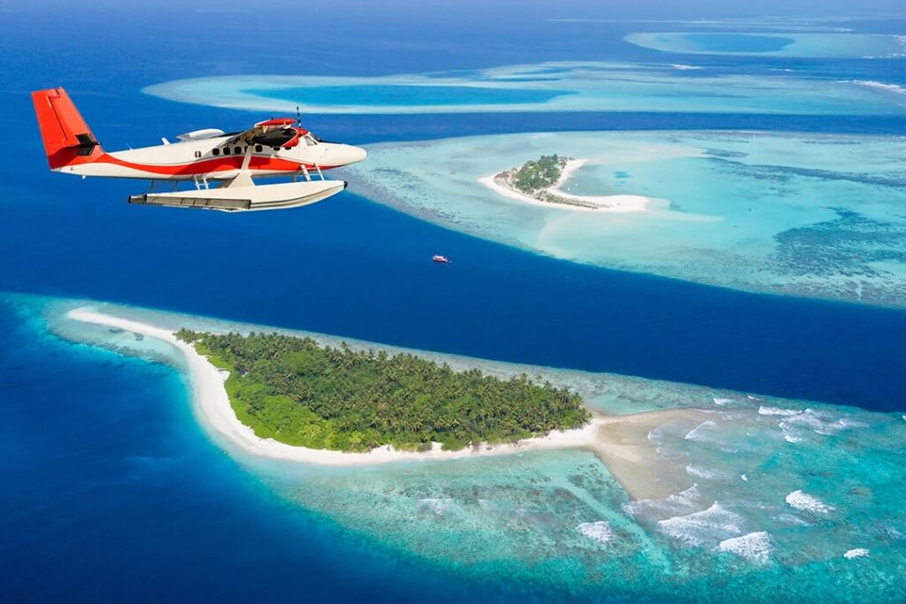 Hydravion au dessus des iles aux Maldives