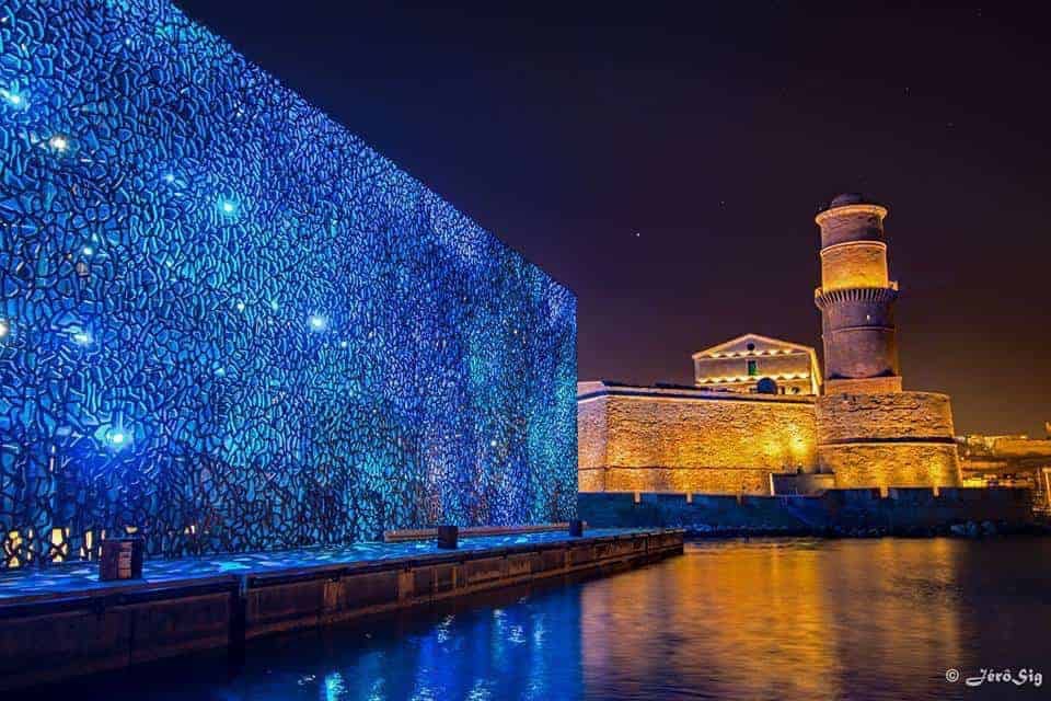 Facade du musée du MUCEM à Marseille au bord de l'eau