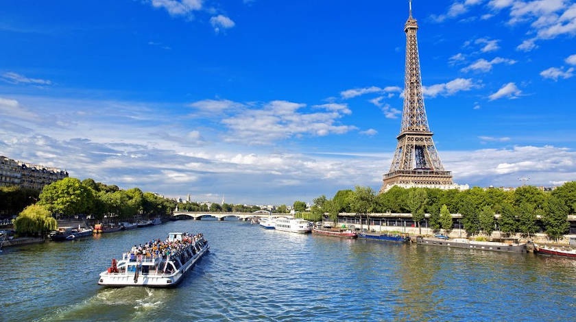 Balade en bateau mouche sur la Seine avec vue sur la Tour Eiffel, Paris