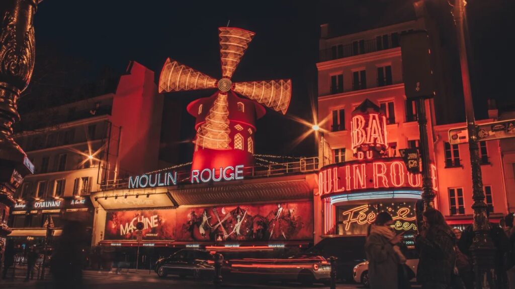Extérieur du moulin rouge, place Pigalle, visiter Paris