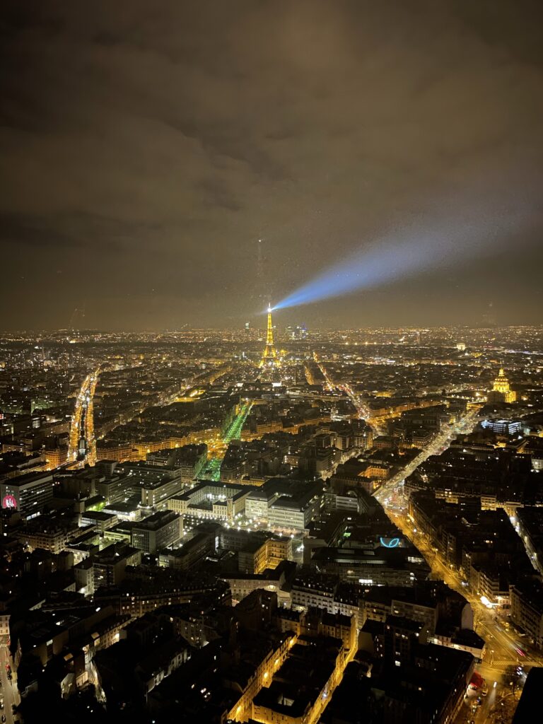 Vue du restaurant "Le ciel de Paris" tout en haut de la tour Montparnasse