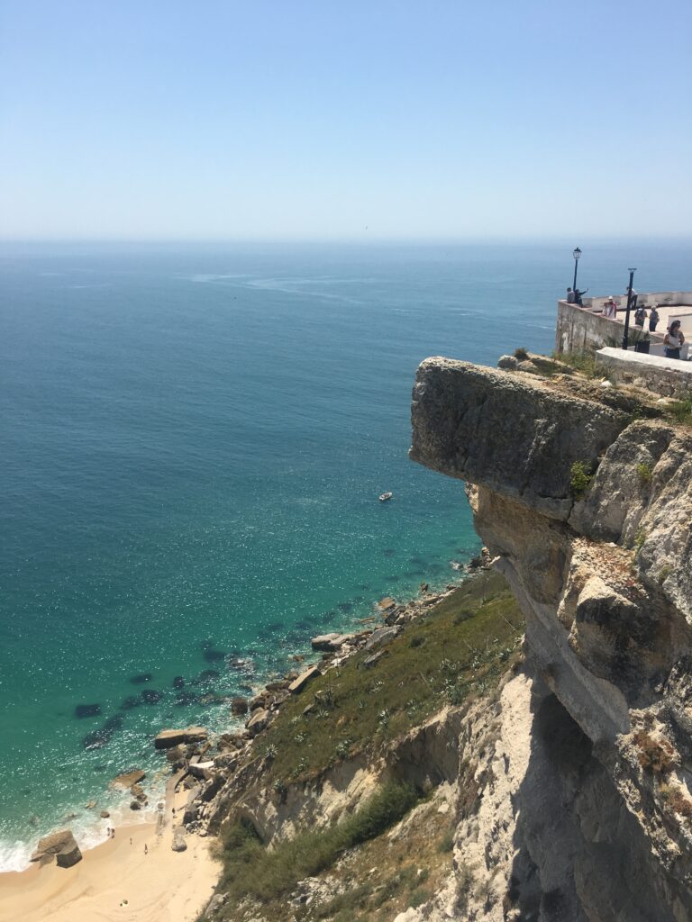 Hauteur et vue sur la mer à Nazaré, Portugal
