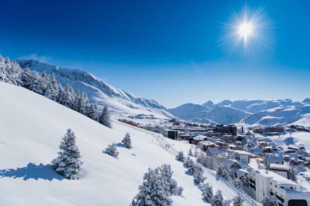 L’ Alpe d’Huez et sa longue piste noire en Isère, une des plus belles stations de ski de France