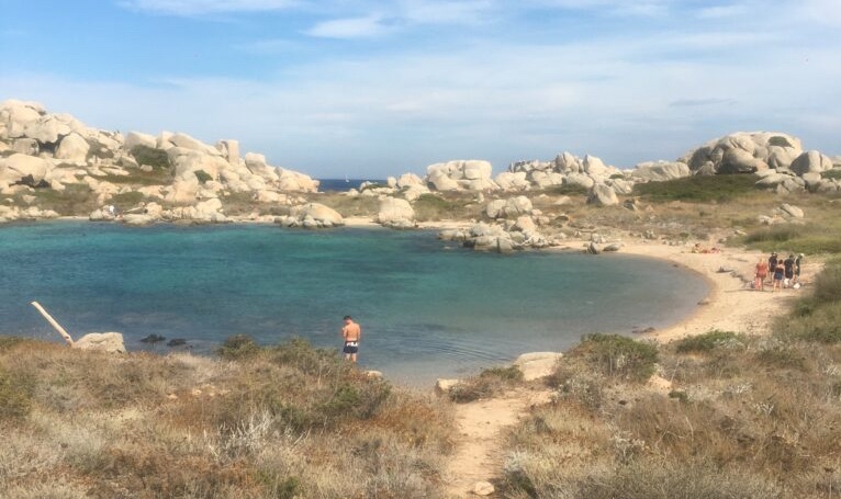 Plage principale des îles Lavezzi en Corse