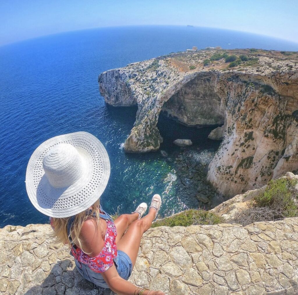 Un des lmeilleurs lieux instagrammables à Malte, la Blue Grotto vue des falaises en face