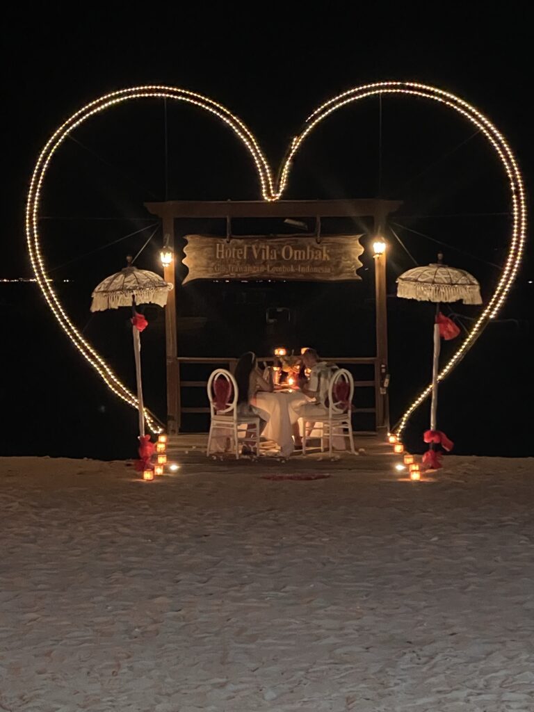 Dîner romantique sur la plage de l'hôtel Vila Ombak à Gili Trawangan